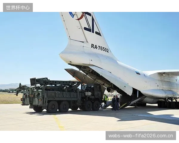 土耳其队客场防守存在漏洞,面对快速反击时后防空档明显。 土耳其队客场防守存在漏洞,面对快速反击时后防空档明显。